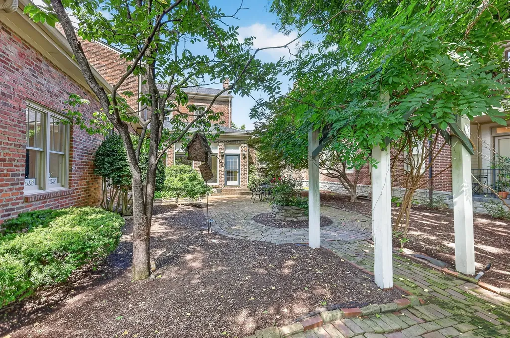137 3rd Ave, N Franklin TN 37064