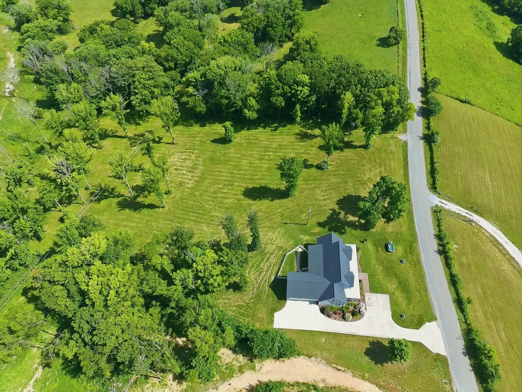 1318 Theta Pike Columbia TN 38401
