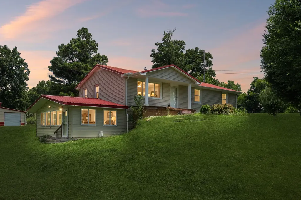 827 Tommy Oliver Road Clarksville TN 37042
