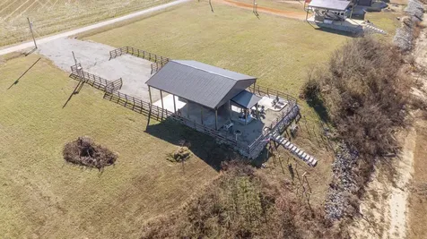 2571 Hardin Bottom River Road Clifton TN 38425