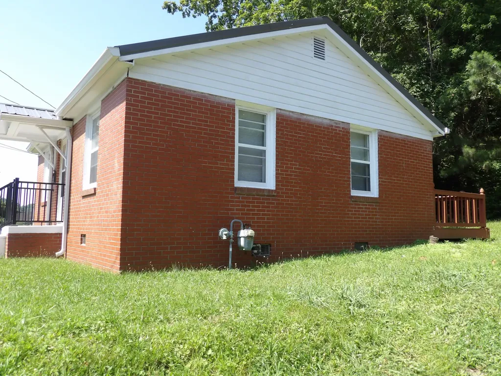 202 E Richland Avenue Waverly TN 37185
