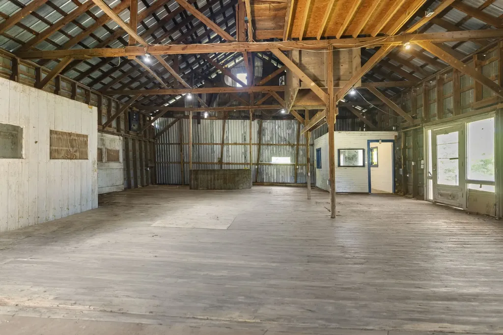 108 Hinkle Hill St, E Bell Buckle TN 37020