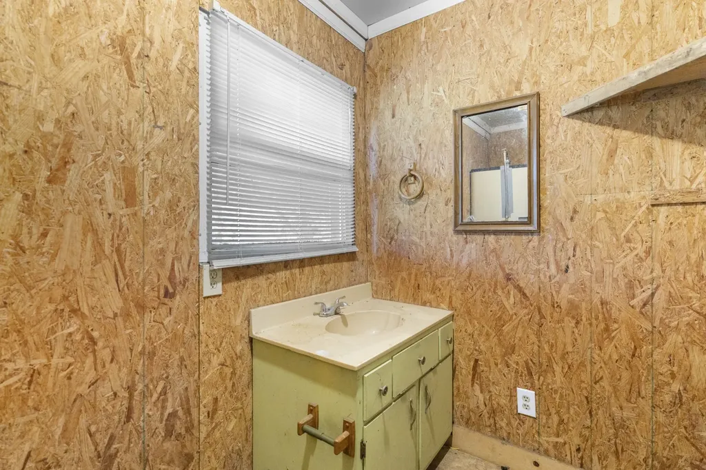 108 Hinkle Hill St, E Bell Buckle TN 37020