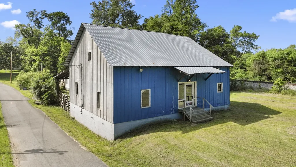 108 Hinkle Hill St, E Bell Buckle TN 37020