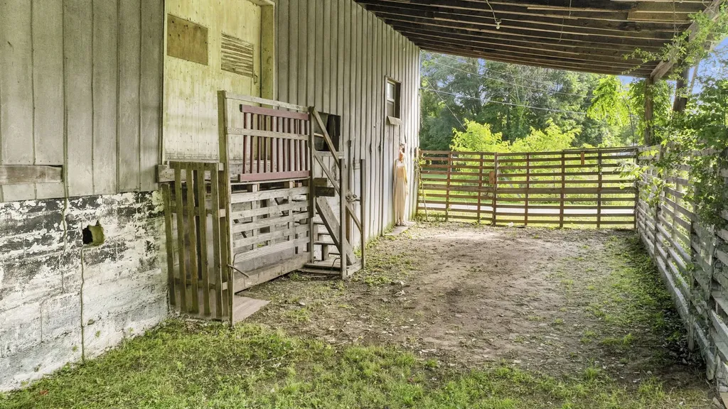 108 Hinkle Hill St, E Bell Buckle TN 37020