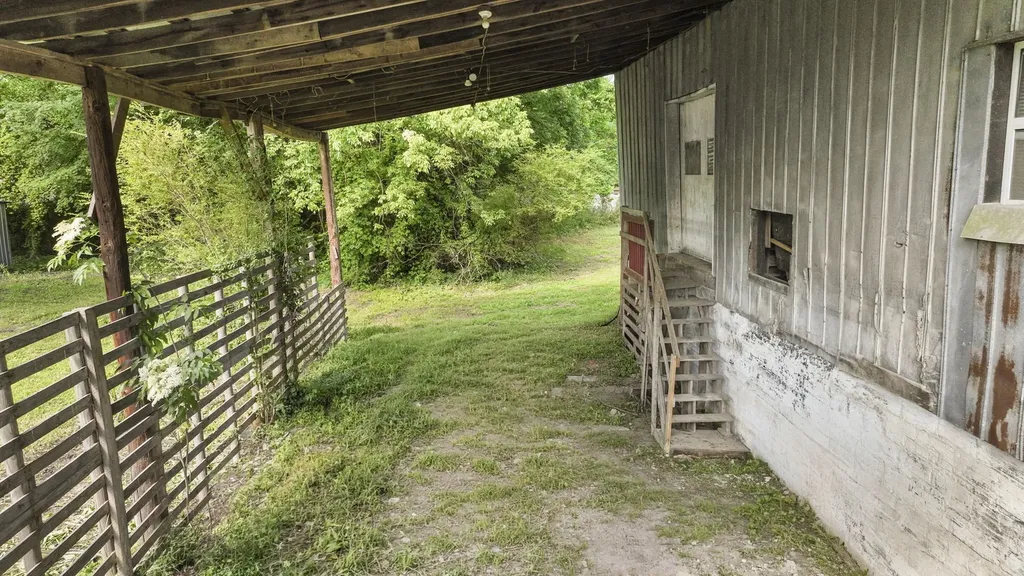 108 Hinkle Hill St, E Bell Buckle TN 37020