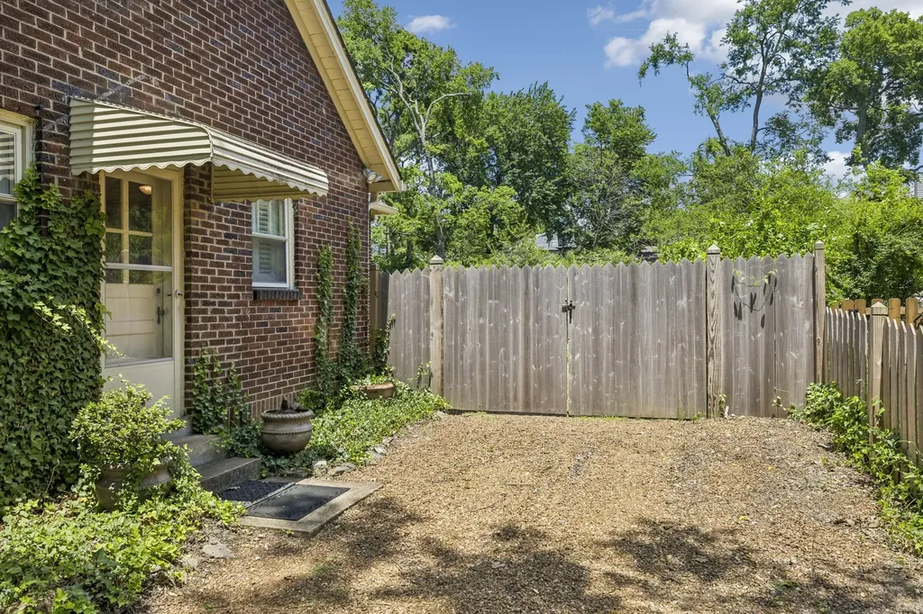 1910 Sweetbriar Avenue Nashville TN 37212