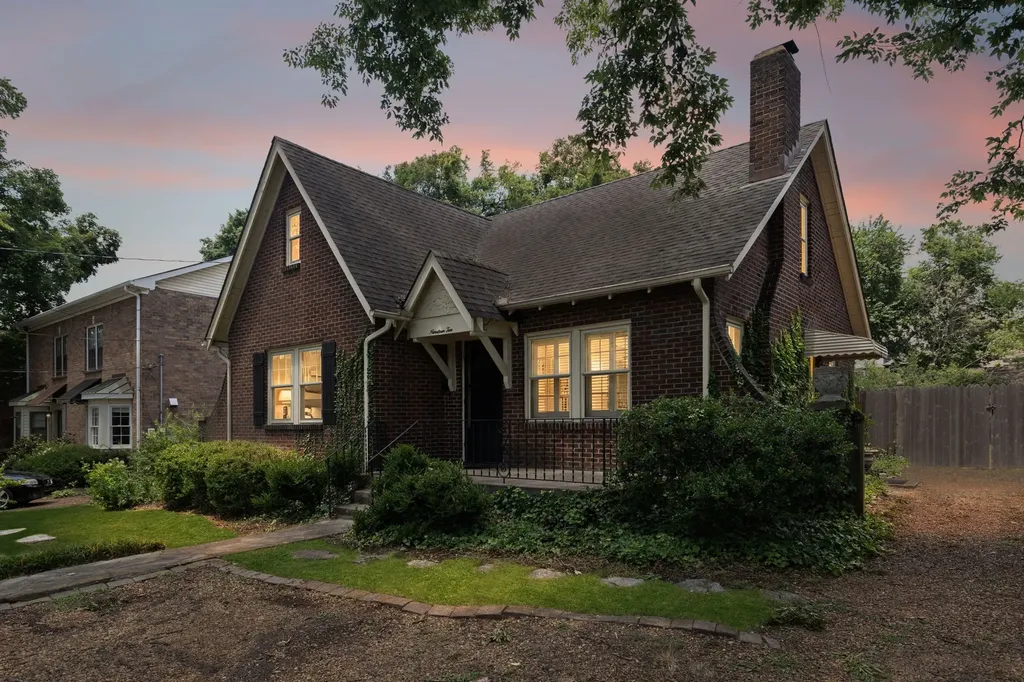 1910 Sweetbriar Avenue Nashville TN 37212