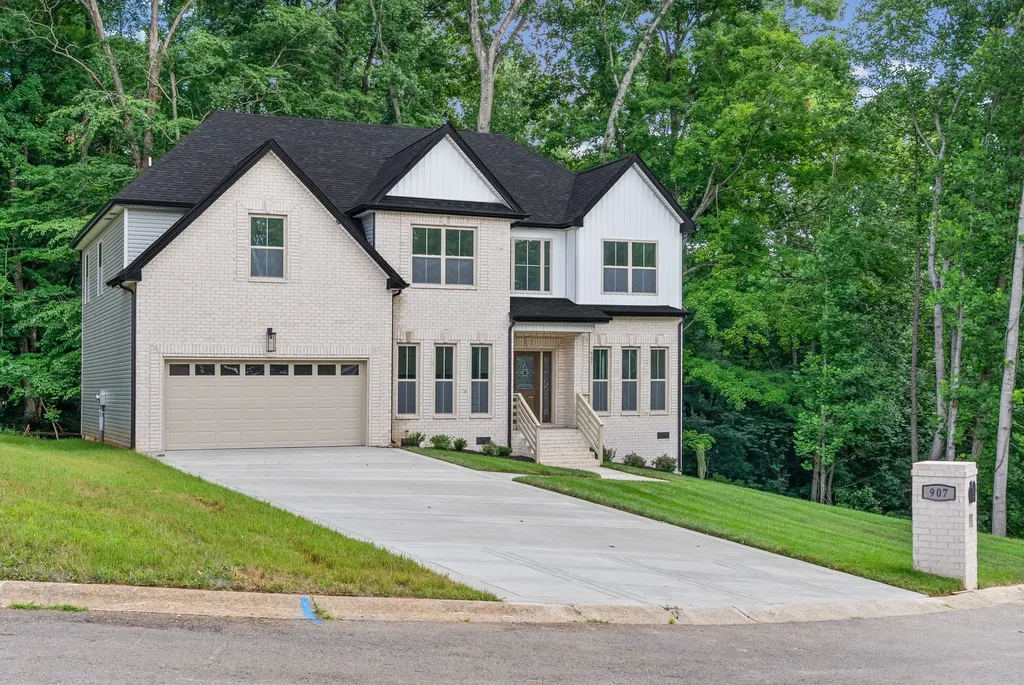907 Douglas Lane Clarksville TN 37043