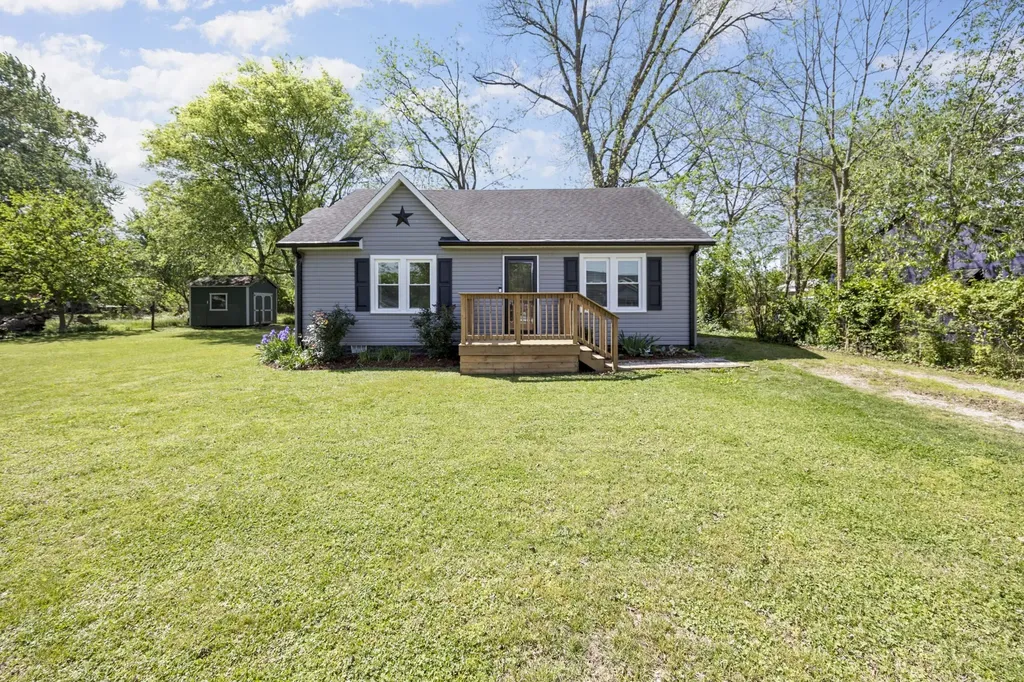 905 Nicholson Street Decherd TN 37324