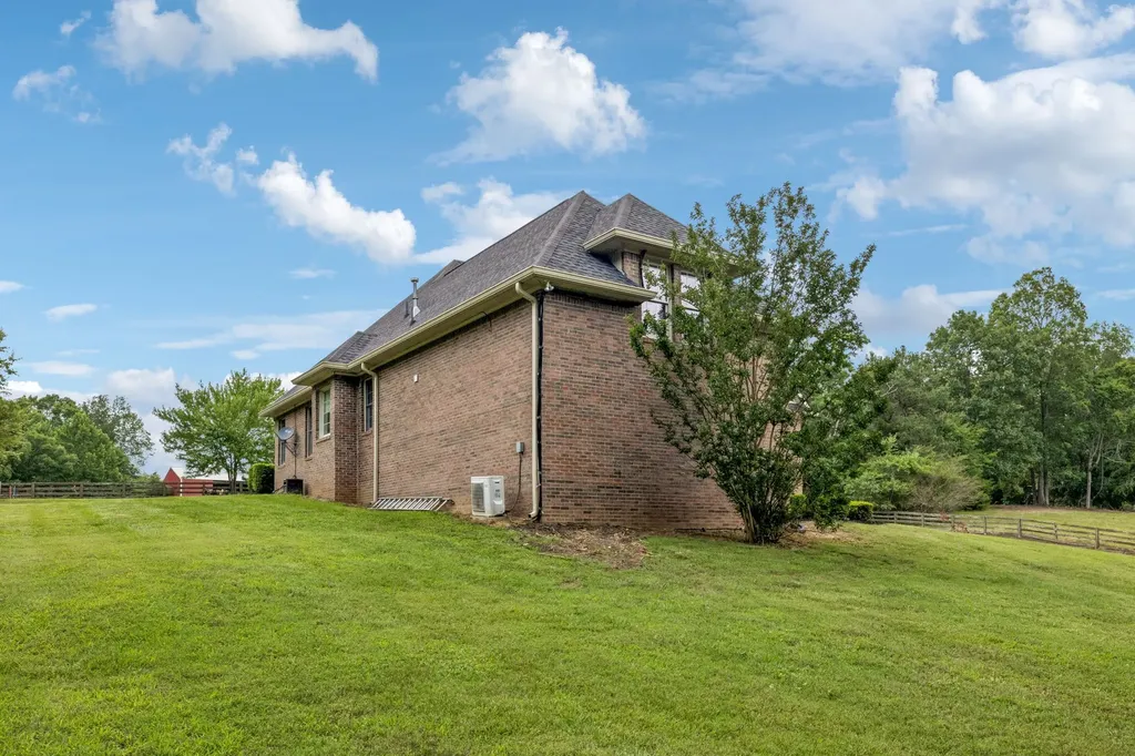 947 Bold Springs Road Mc Ewen TN 37101