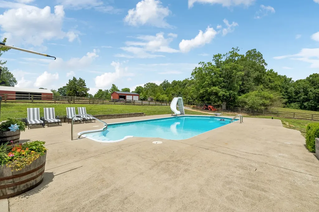 947 Bold Springs Road Mc Ewen TN 37101