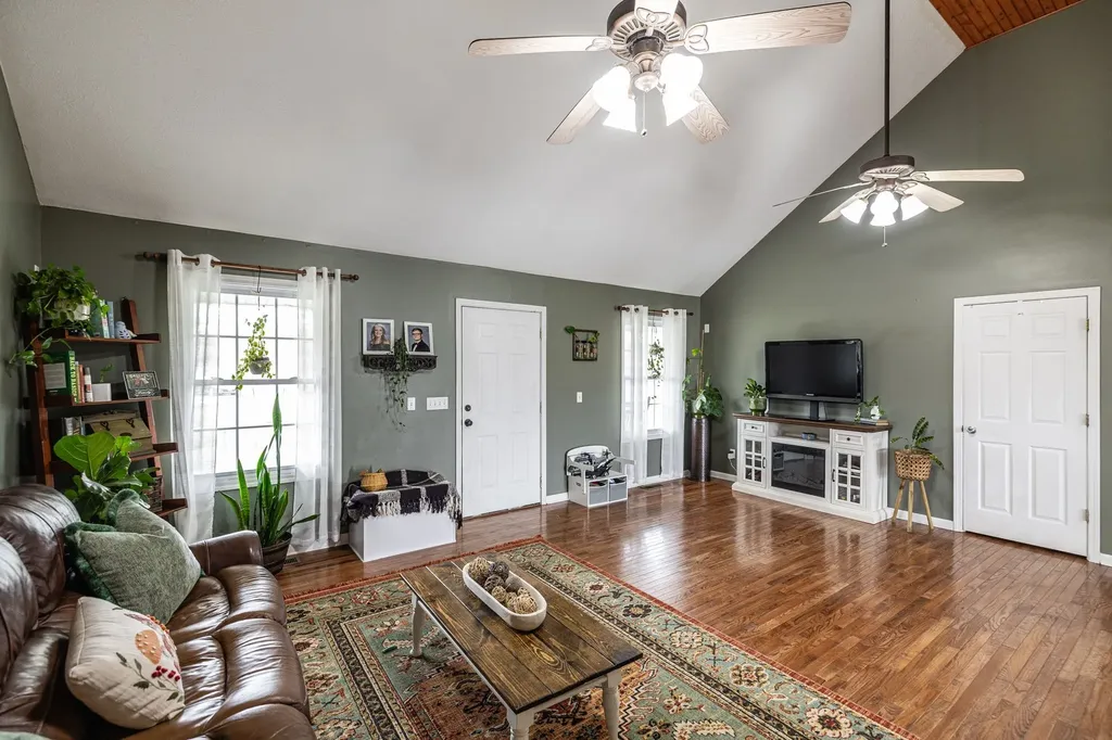 144B Leo Carter Road Bethpage TN 37022