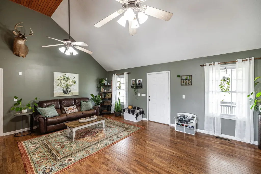 144B Leo Carter Road Bethpage TN 37022