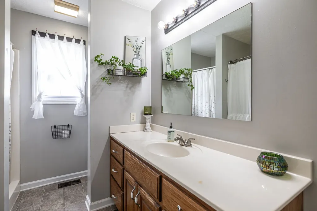 144B Leo Carter Road Bethpage TN 37022