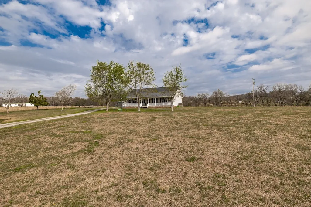 144B Leo Carter Road Bethpage TN 37022