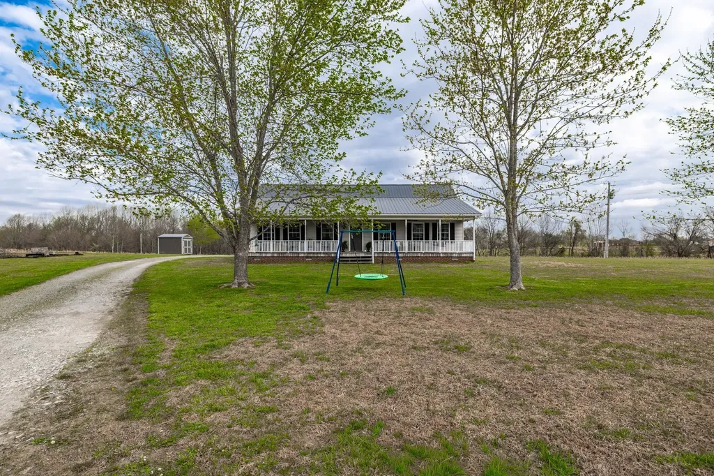 144B Leo Carter Road Bethpage TN 37022