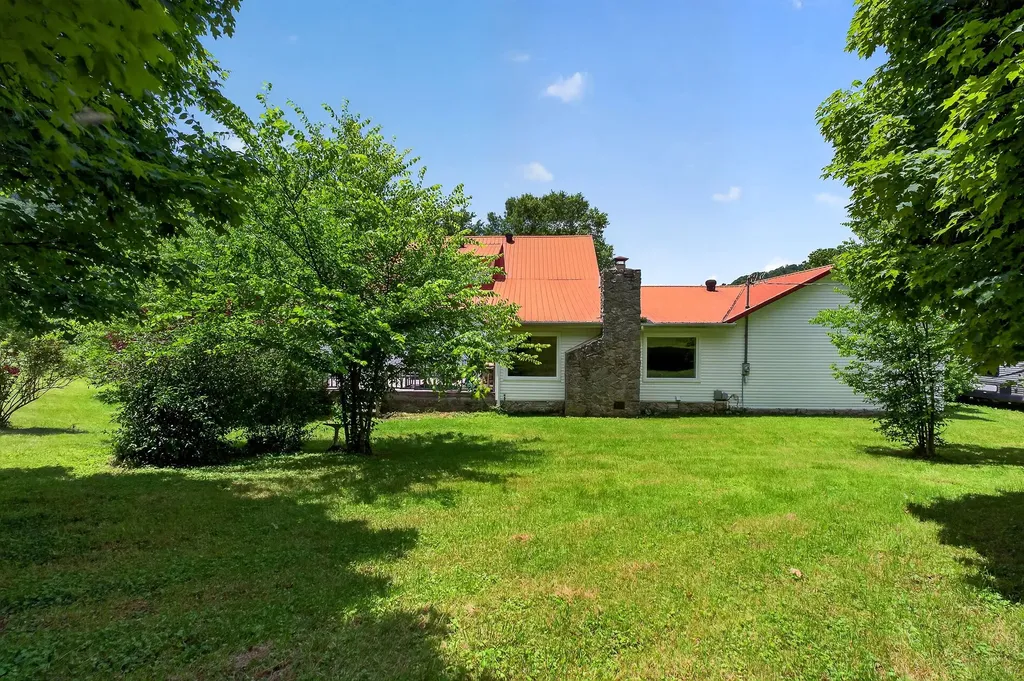 283 Hunting Creek Road Whitleyville TN 38588
