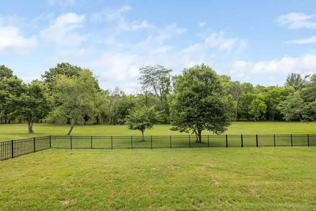 1915 Pointe Barton Drive Lebanon TN 37087