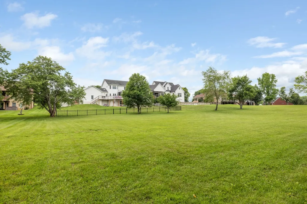 1915 Pointe Barton Drive Lebanon TN 37087
