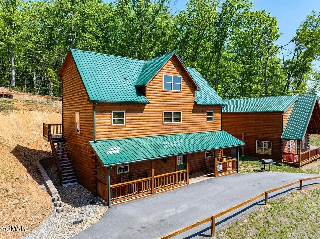 826 String Run Way Pigeon Forge TN 37863