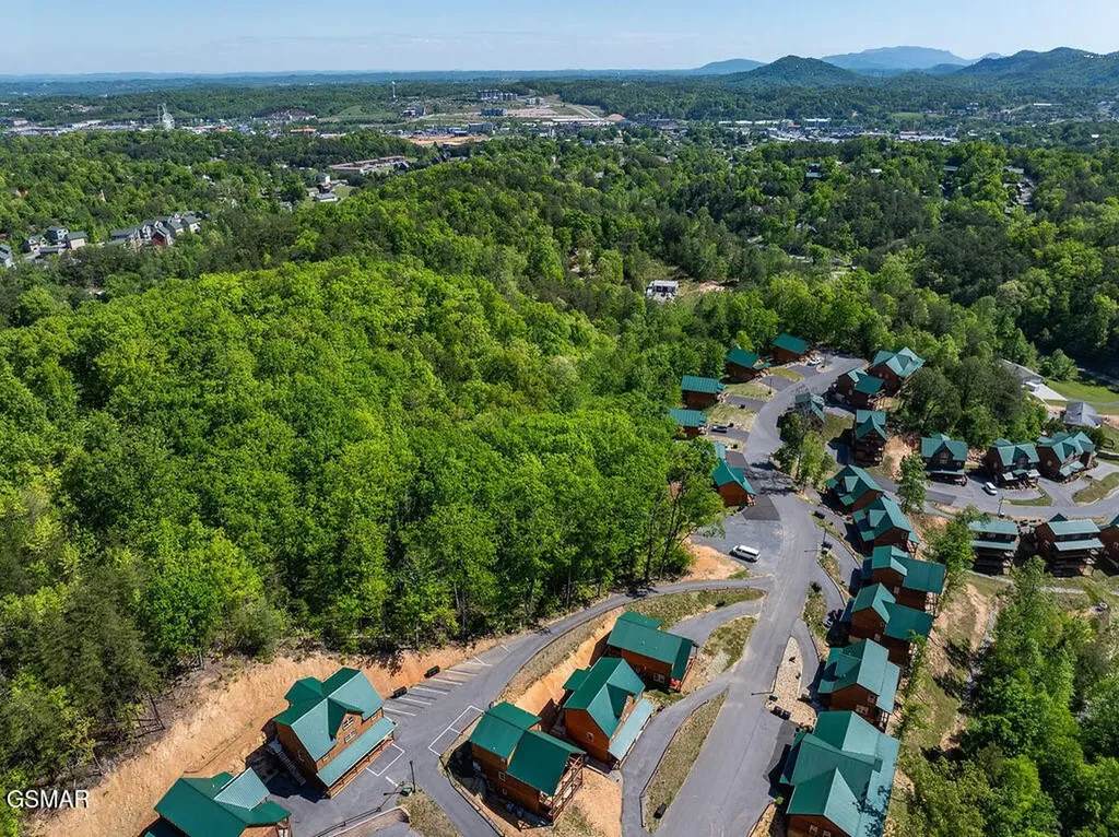 826 String Run Way Pigeon Forge TN 37863