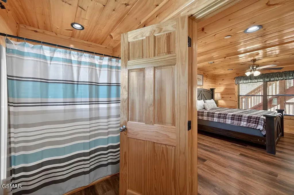 826 String Run Way Pigeon Forge TN 37863