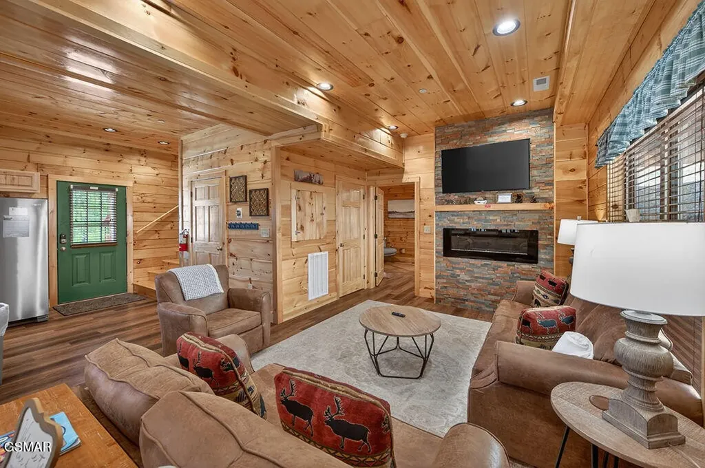 826 String Run Way Pigeon Forge TN 37863