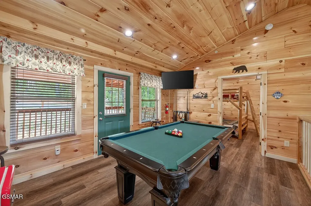 826 String Run Way Pigeon Forge TN 37863