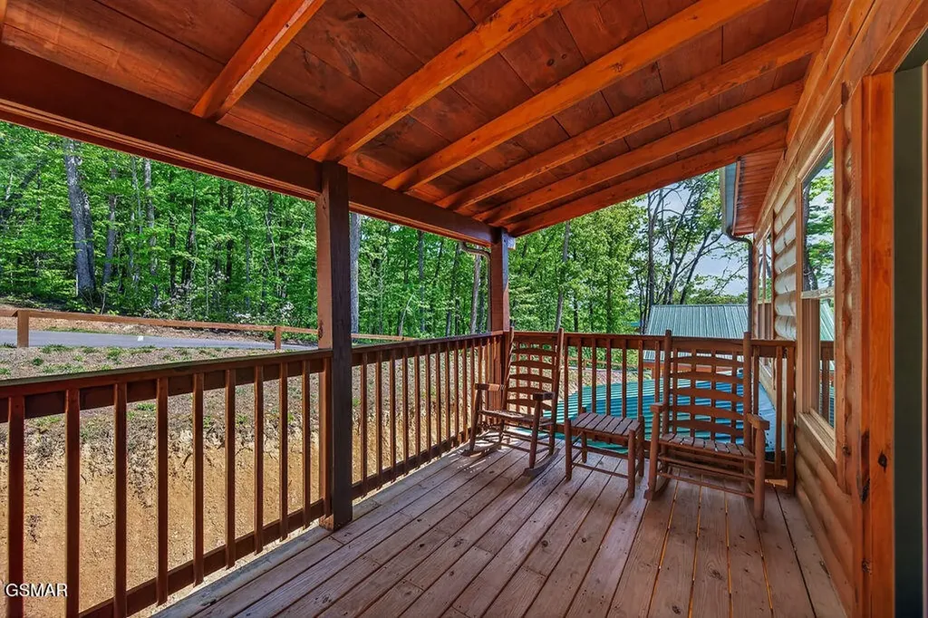 826 String Run Way Pigeon Forge TN 37863