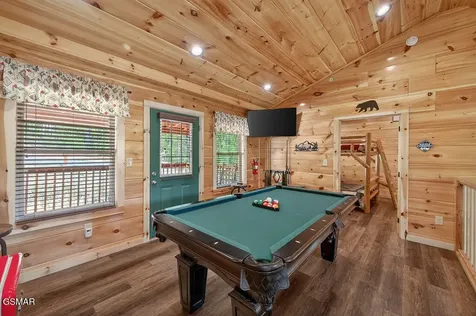 826 String Run Way Pigeon Forge TN 37863