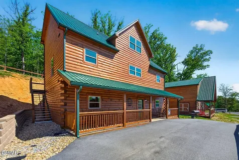 826 String Run Way Pigeon Forge TN 37863