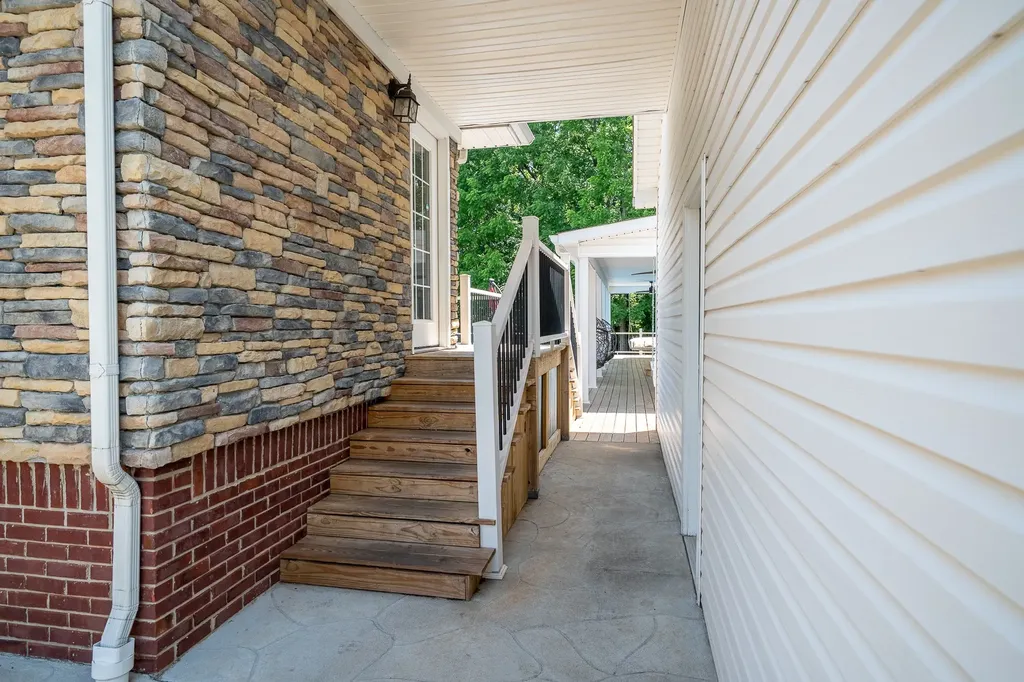 586 Highway 64, W Lawrenceburg TN 38464