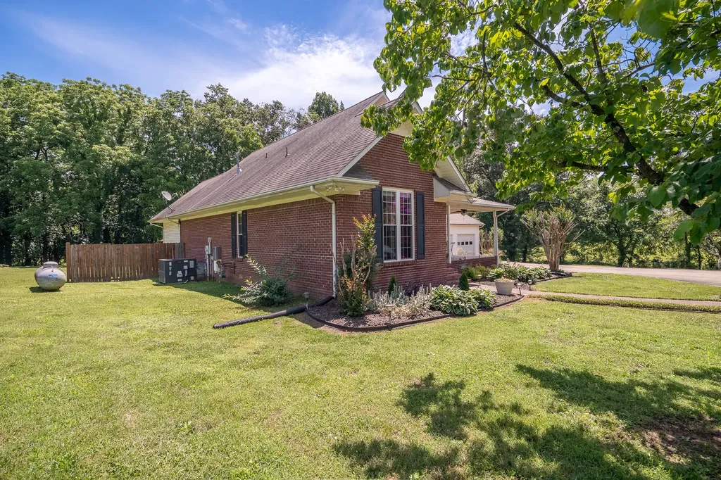 586 Highway 64, W Lawrenceburg TN 38464