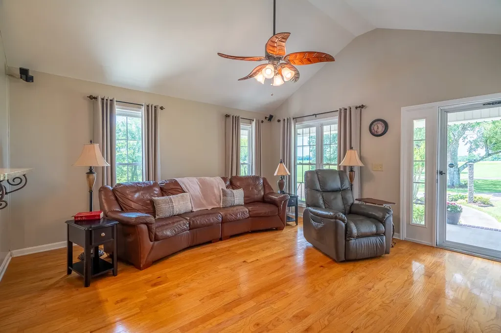 586 Highway 64, W Lawrenceburg TN 38464