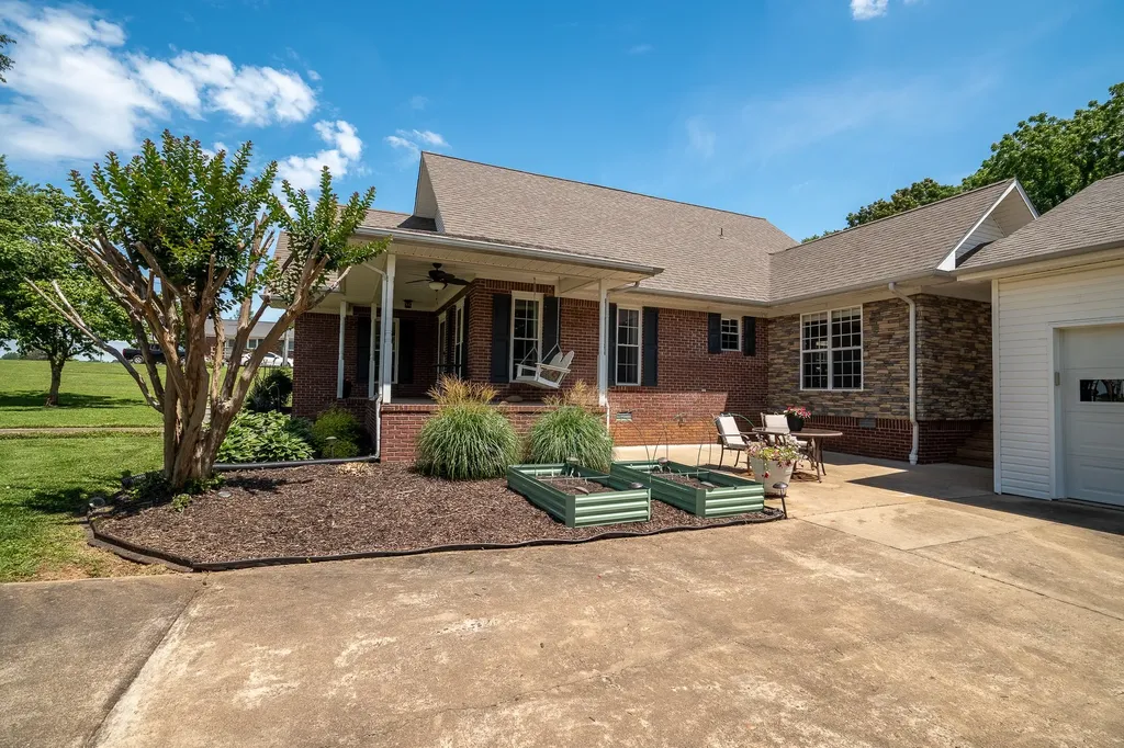 586 Highway 64, W Lawrenceburg TN 38464