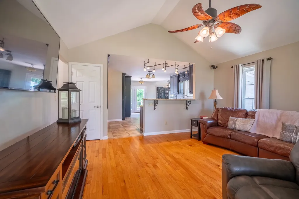586 Highway 64, W Lawrenceburg TN 38464