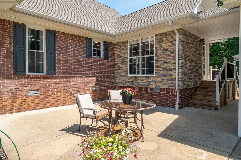 586 Highway 64, W Lawrenceburg TN 38464