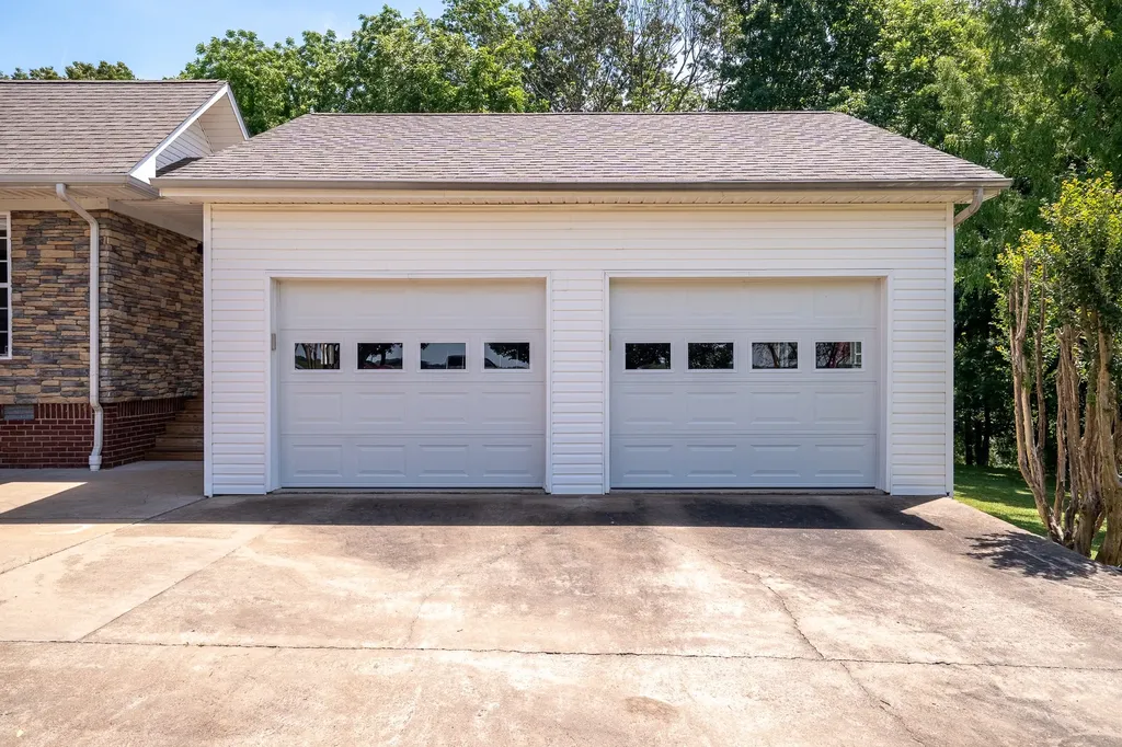 586 Highway 64, W Lawrenceburg TN 38464