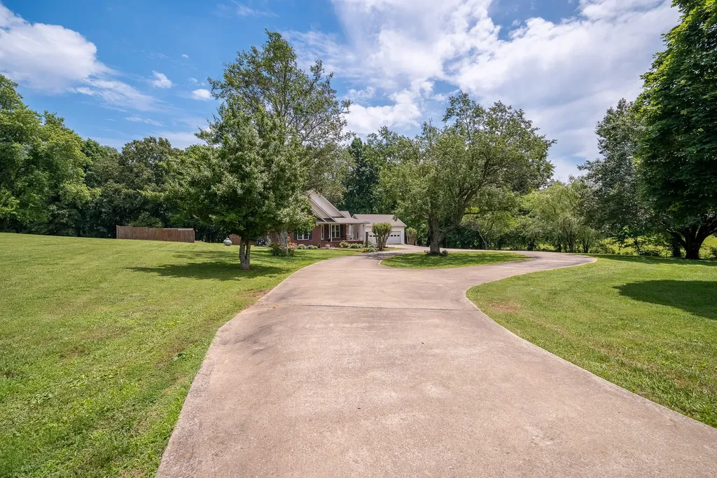 586 Highway 64, W Lawrenceburg TN 38464