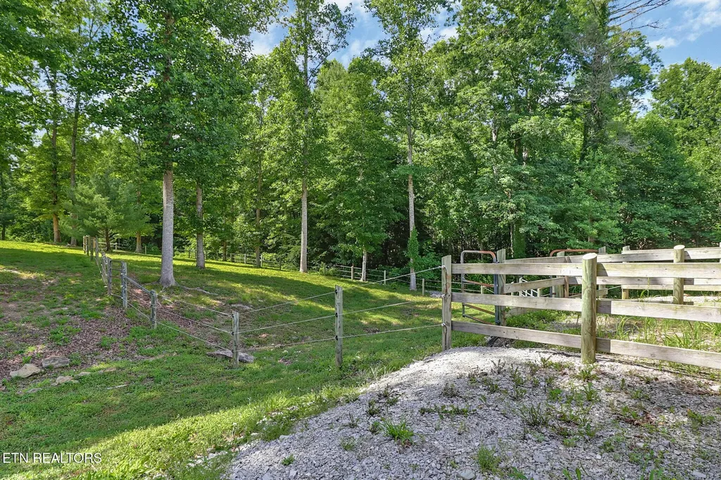 292 Crouch Branch Lane Allardt TN 38504