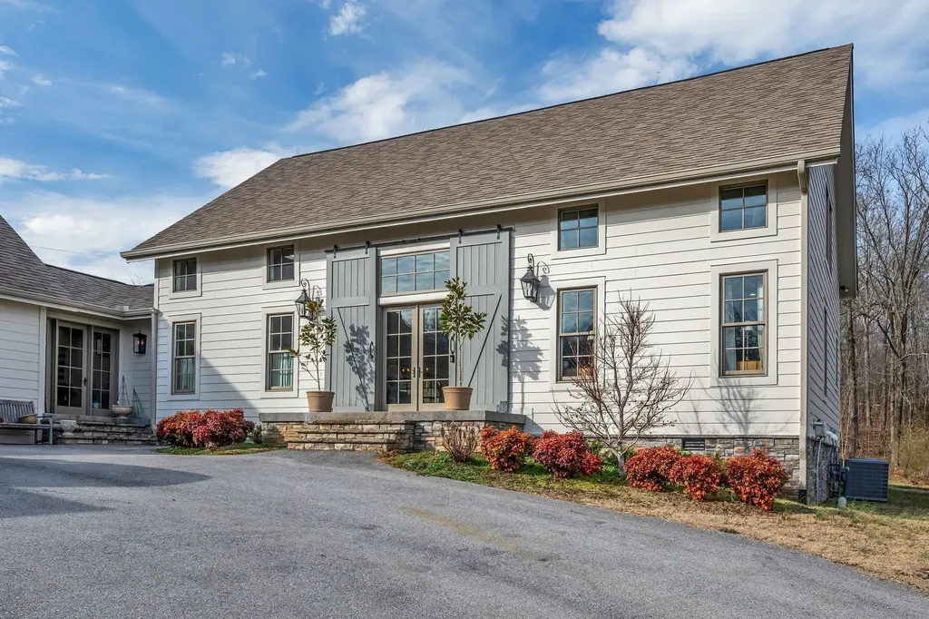 712 Highway 48, S Dickson TN 37055