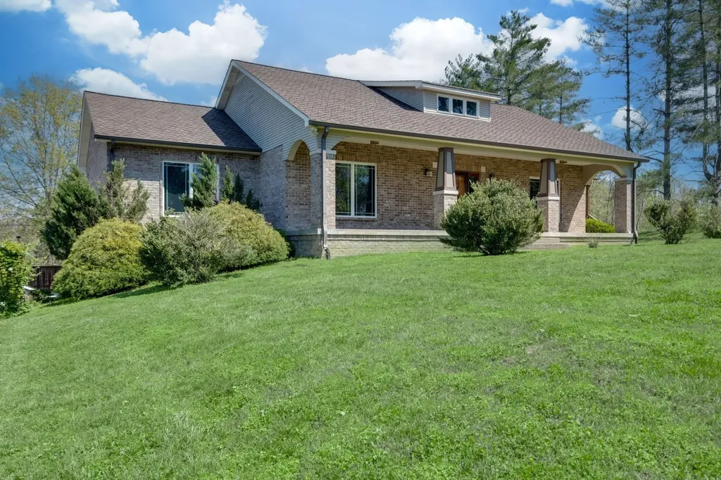 1249 White Road Bon Aqua TN 37025