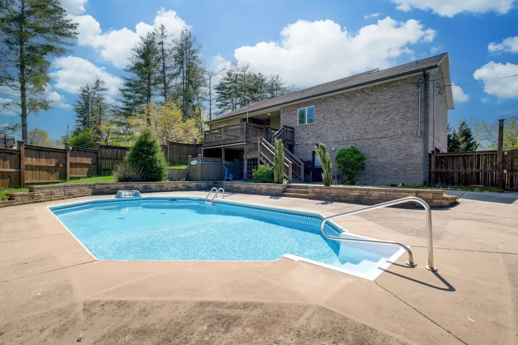 1249 White Road Bon Aqua TN 37025