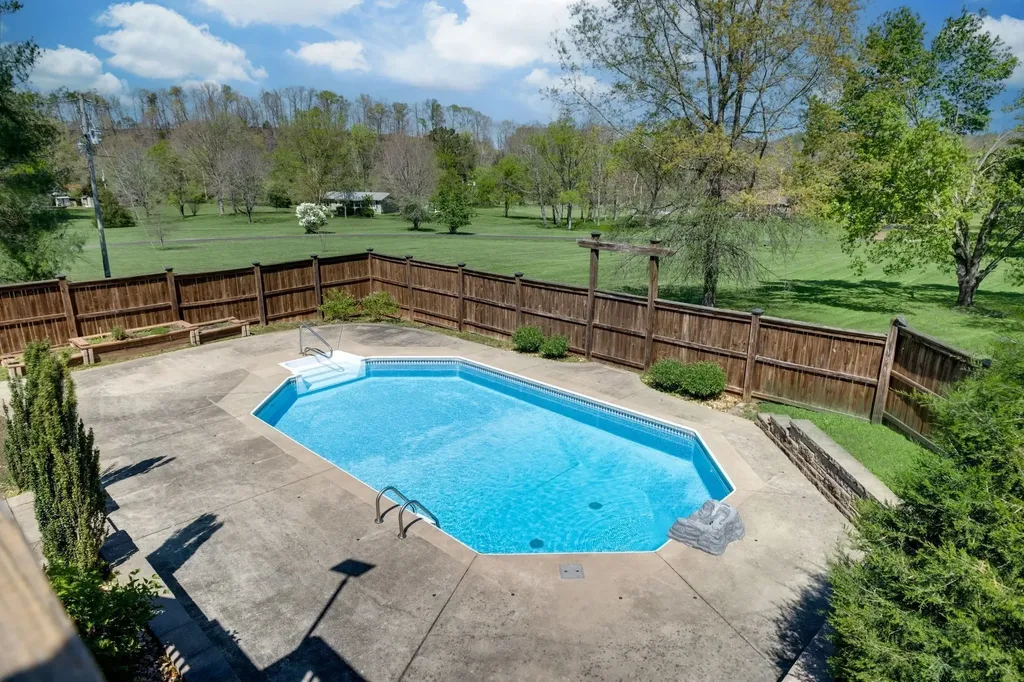 1249 White Road Bon Aqua TN 37025