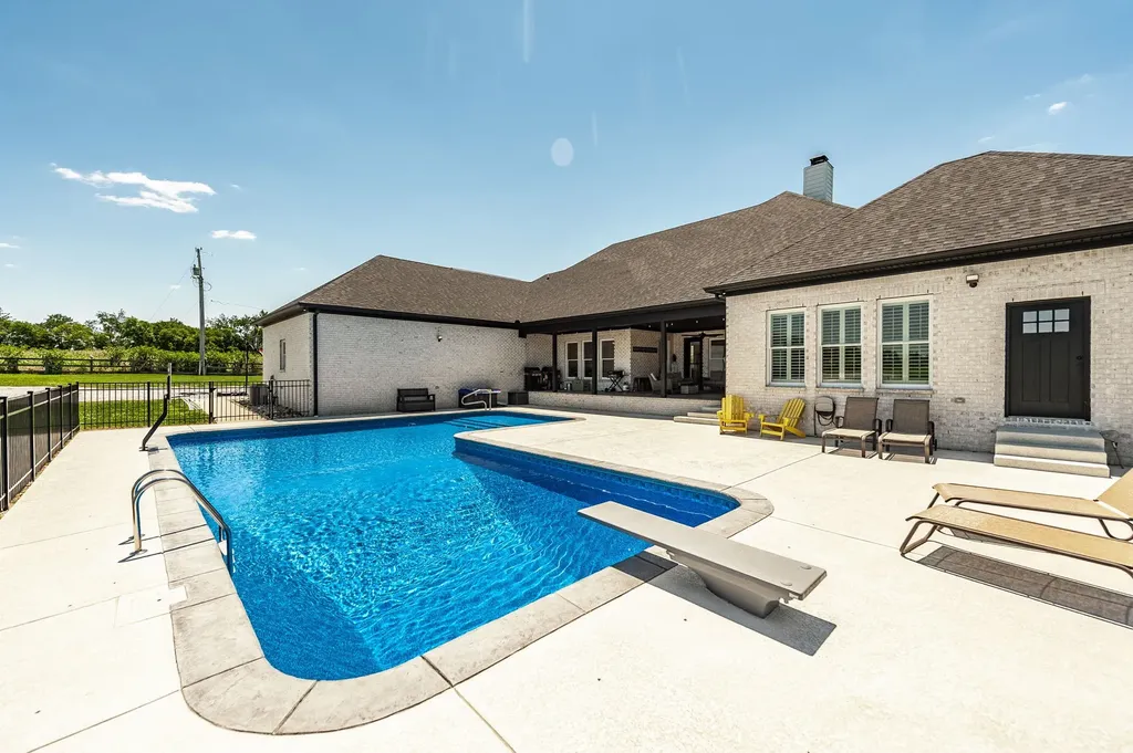 1322 Barry Lane Gallatin TN 37066