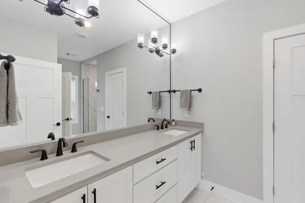 2141B Burns Street Nashville TN 37216