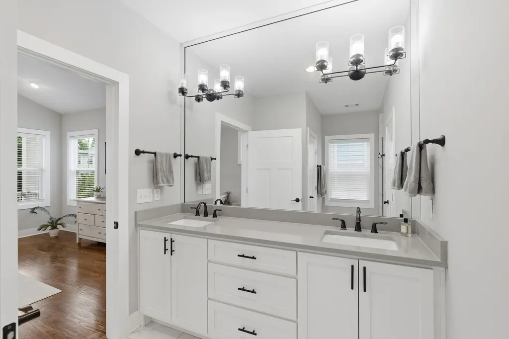 2141B Burns Street Nashville TN 37216
