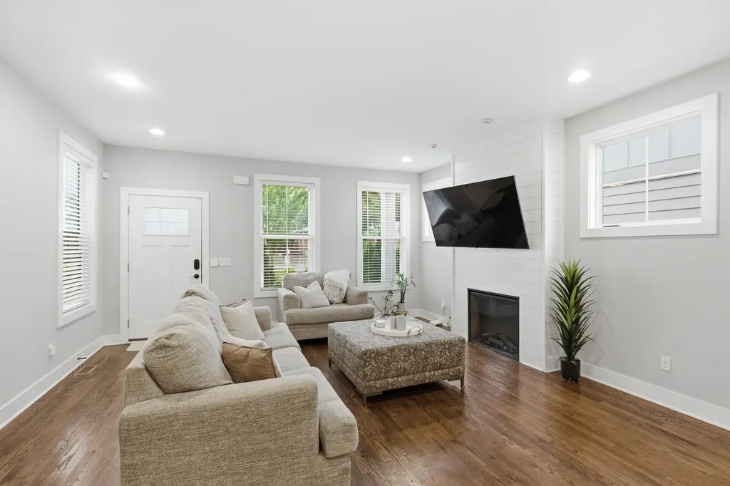 2141B Burns Street Nashville TN 37216