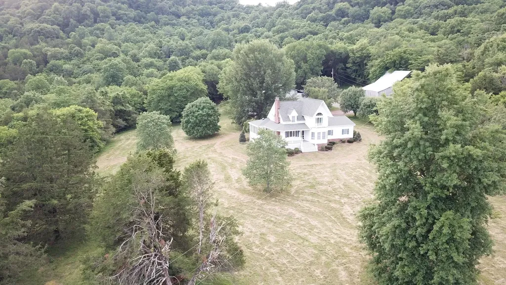 103 Nixon Hollow Ln, N Pleasant Shade TN 37145